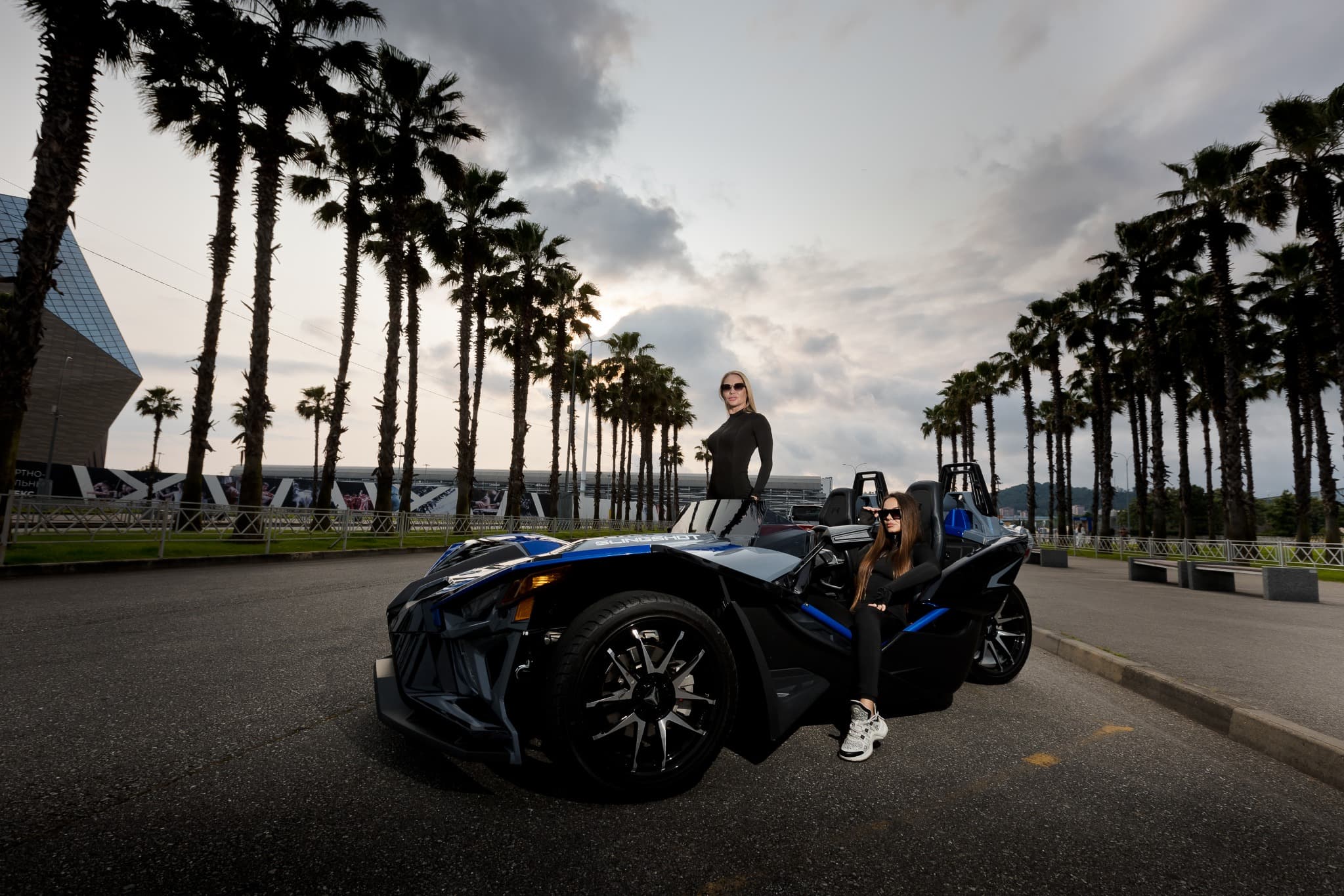 Polaris Slingshot у бассейна