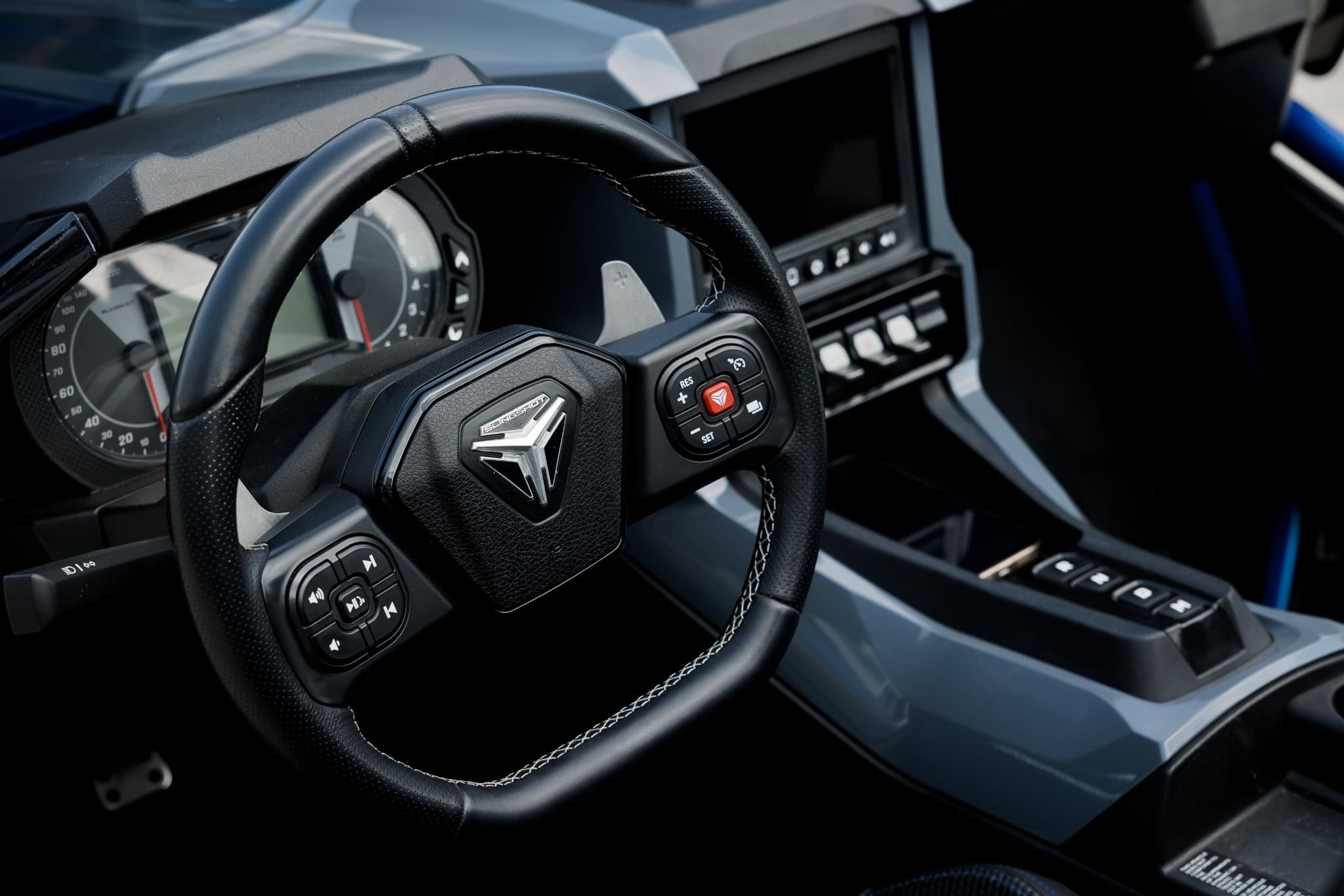 Polaris Slingshot спереди у бассейна