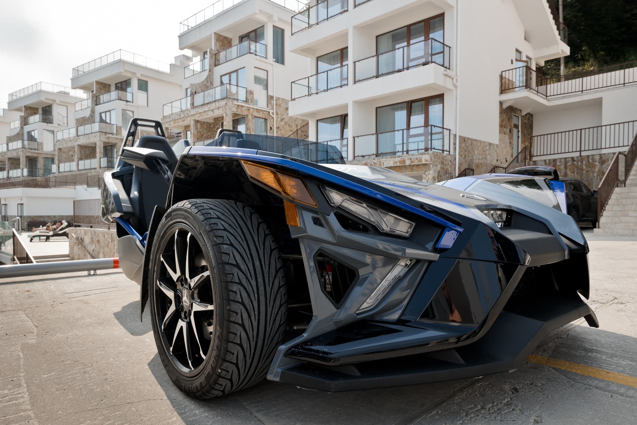 Трицикл Polaris Slingshot на фоне вилл