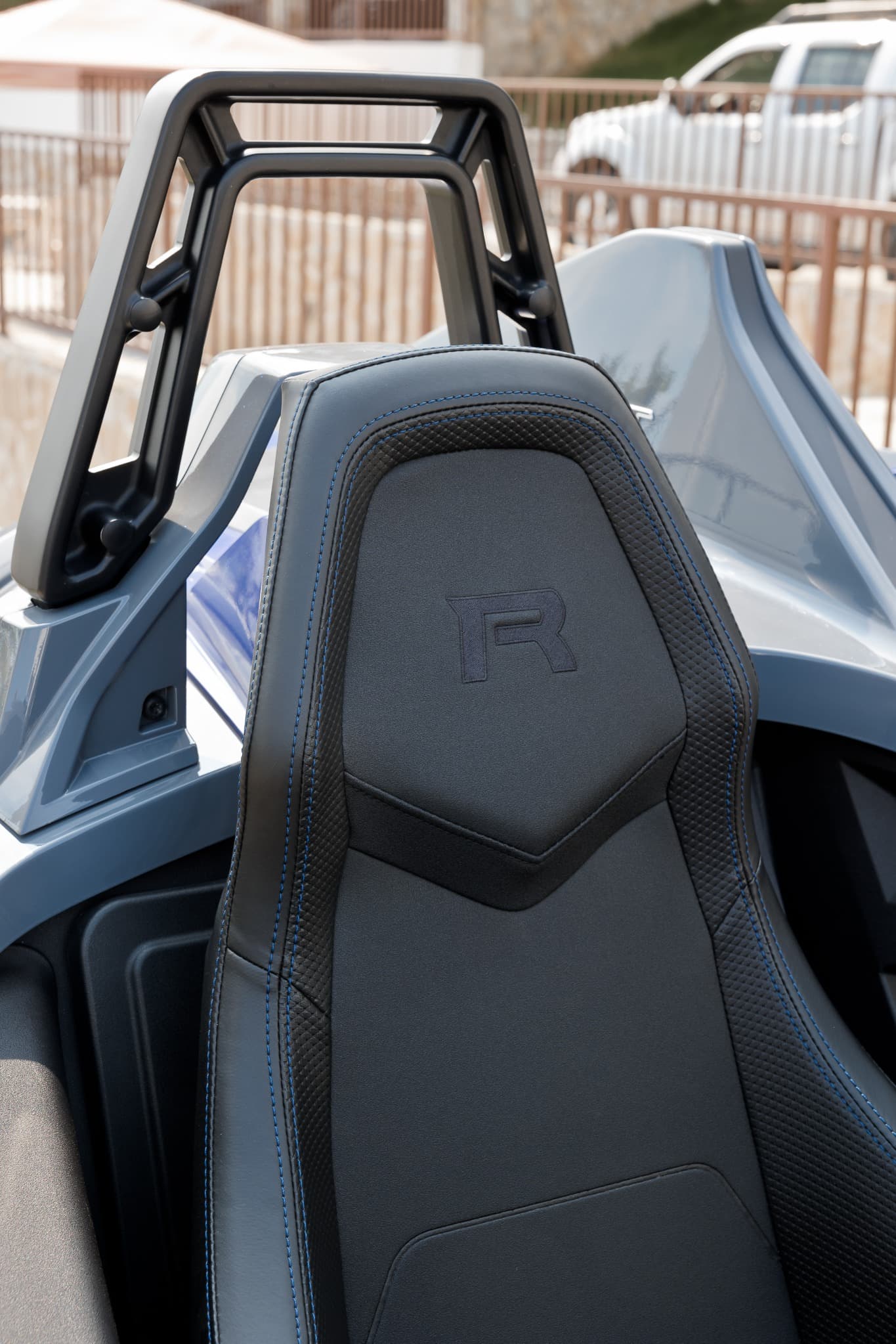Девушка за рулем Polaris Slingshot