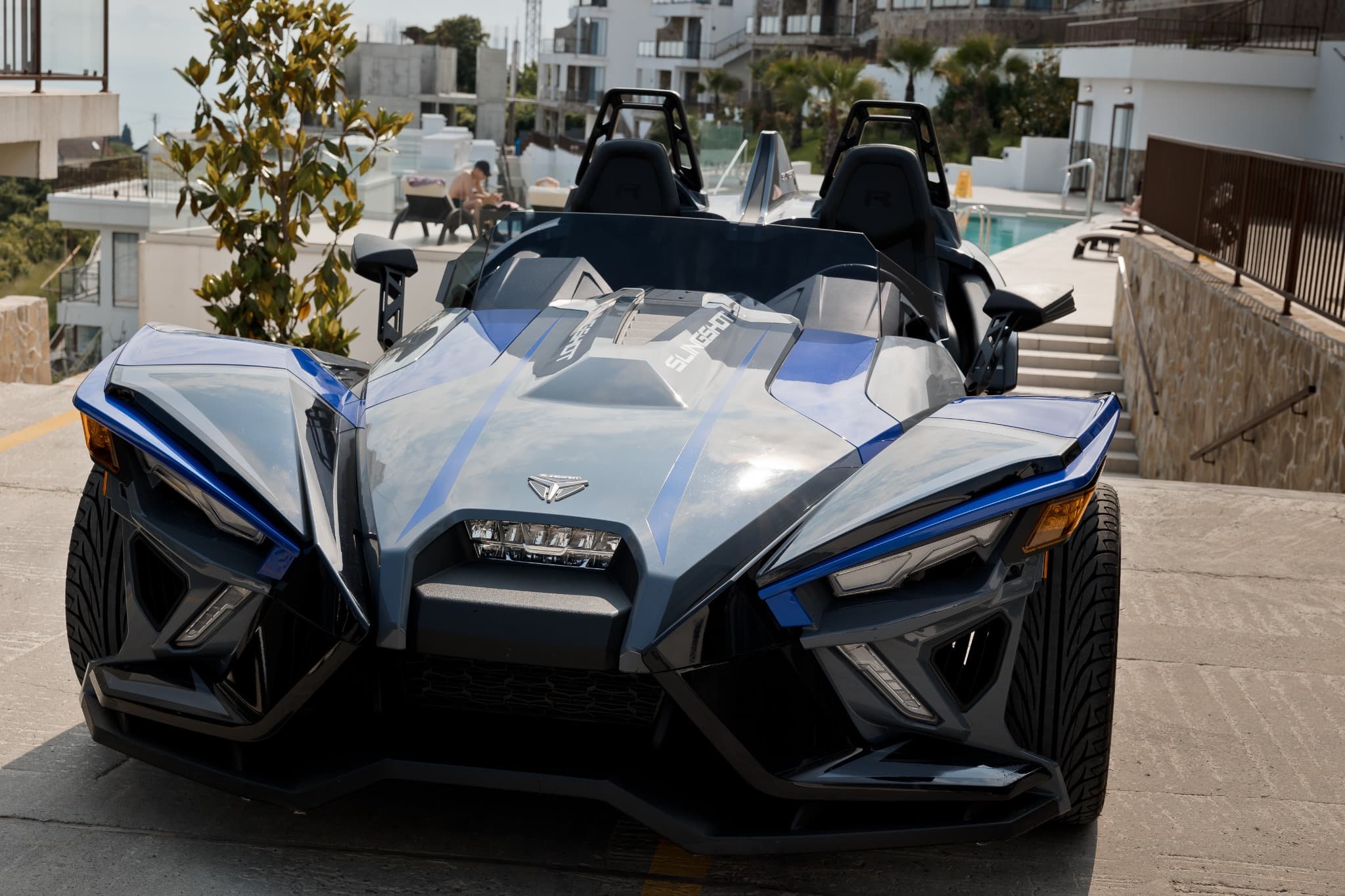Девушка-водитель в Polaris Slingshot